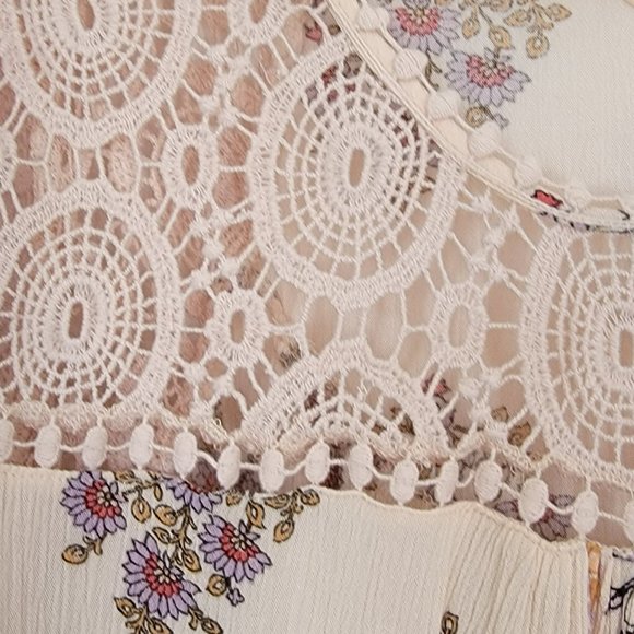 Xhilaration Floral Blouse With Crocheted Sleeves Size XL - Picture 4 of 16